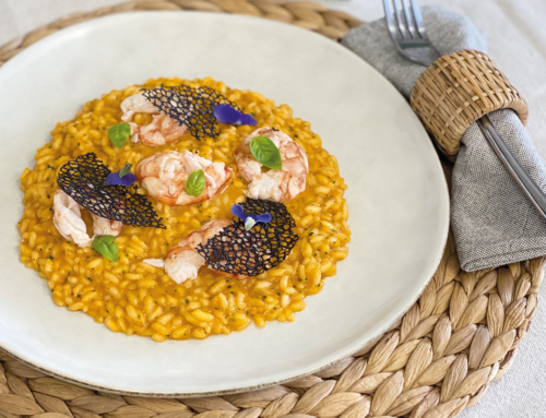 Risotto di gamberi agli agrumi e cialde al nero di seppia