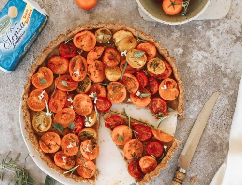 Torta salata senza lattosio con pomodorini gialli, arancioni e rossi