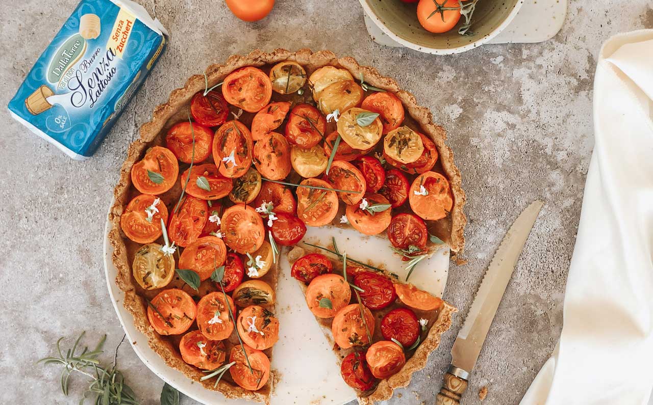 torta salata con pomodorini gialli rossi e arancioni