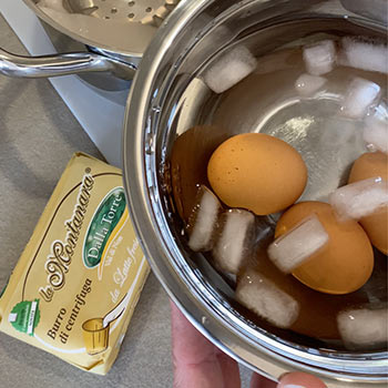 Uova raffreddate con ghiaccio