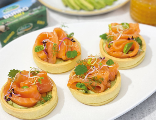 Cestini di frolla salata al Burro Bio con mousse di avocado, salmone affumicato e mix di germogli freschi