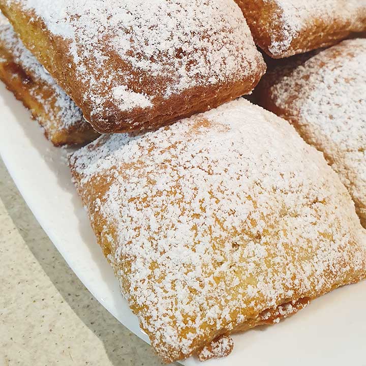 Dolci ravioli di pasta frolla alla ricotta ripieni di crema e amarena