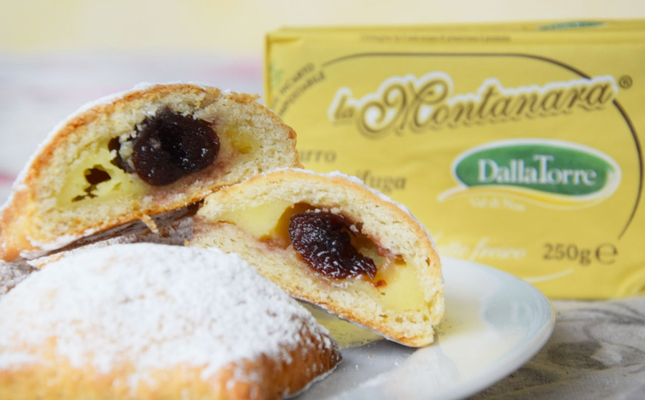 Dolci ravioli ripieni di crema e amarena