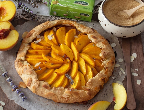 Galette con pesche e fiori di lavanda